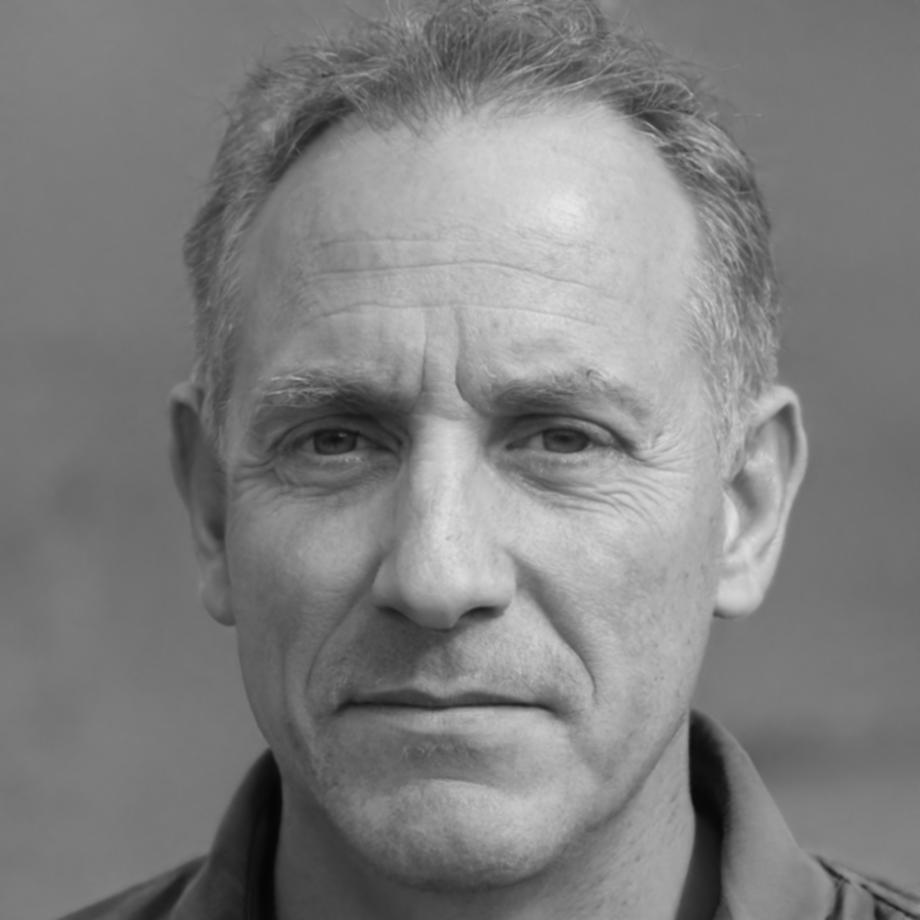 Carlos Mendoza, Director Financiero